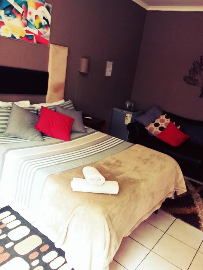 Larona Inn Mafikeng Εξωτερικό φωτογραφία